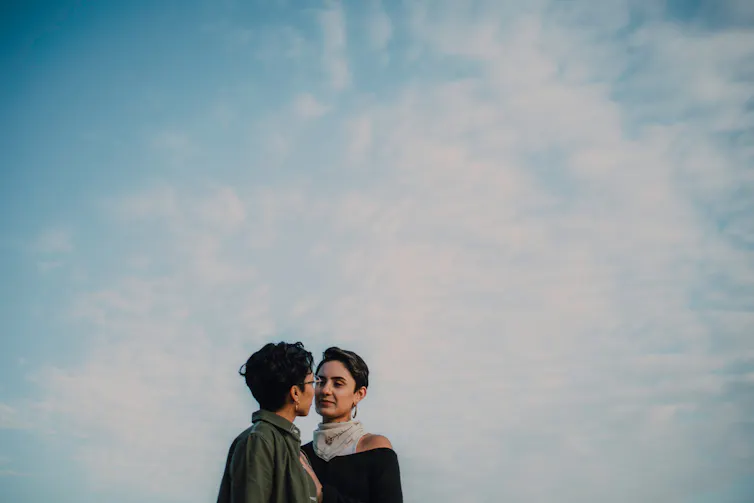 Creé un novio AI. Era encantador y profundamente inquietante. 2 Dos mujeres, íntimamente cercanas, en el gran cielo.