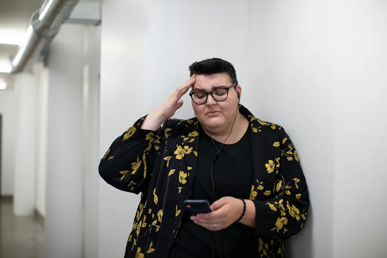 Creé un novio AI. Era encantador y profundamente inquietante. 3 Una persona que lleva gafas se toca la cabeza y parece confundida y molesta.