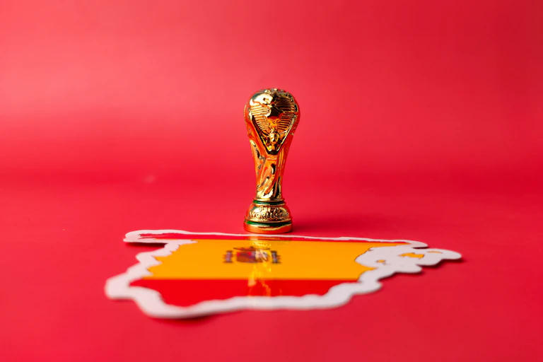Imagen de una copa del mundo sobre el mapa de España.