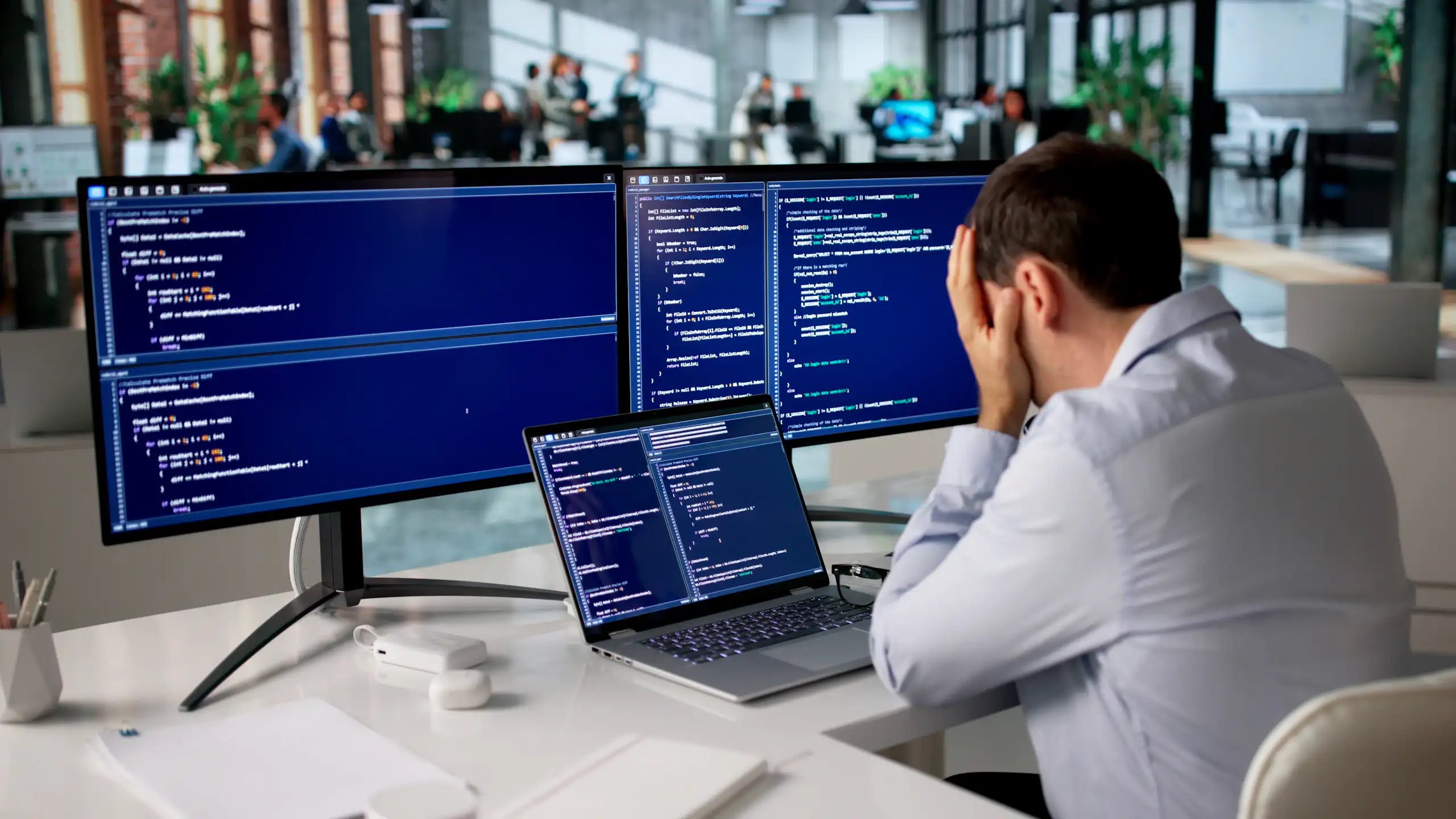 Coder fatigué devant un écran avec des lignes de code.