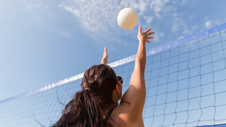 Mujer jugando al vóley playa