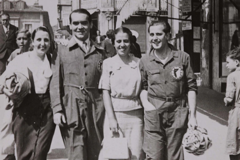 Fotografía en blanco y negro de cuatro jóvenes, dos chicos y dos chicas. Entre ellos está Federico García Lorca.