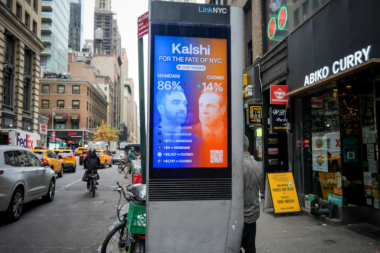 Publicidad de la plataforma Kalshi promocionando su servicio de apuestas sobre las elecciones a la alcaldía de Nueva York en una calle de Nueva York