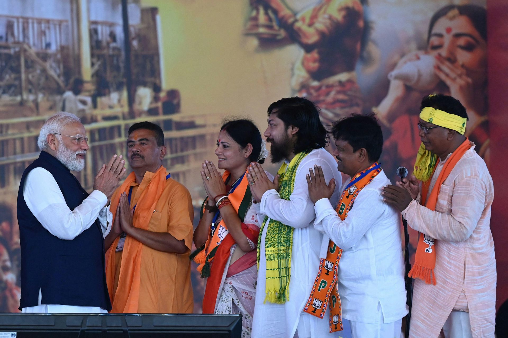 Indian prime minister, Narendra Modi greets Indian politicians.