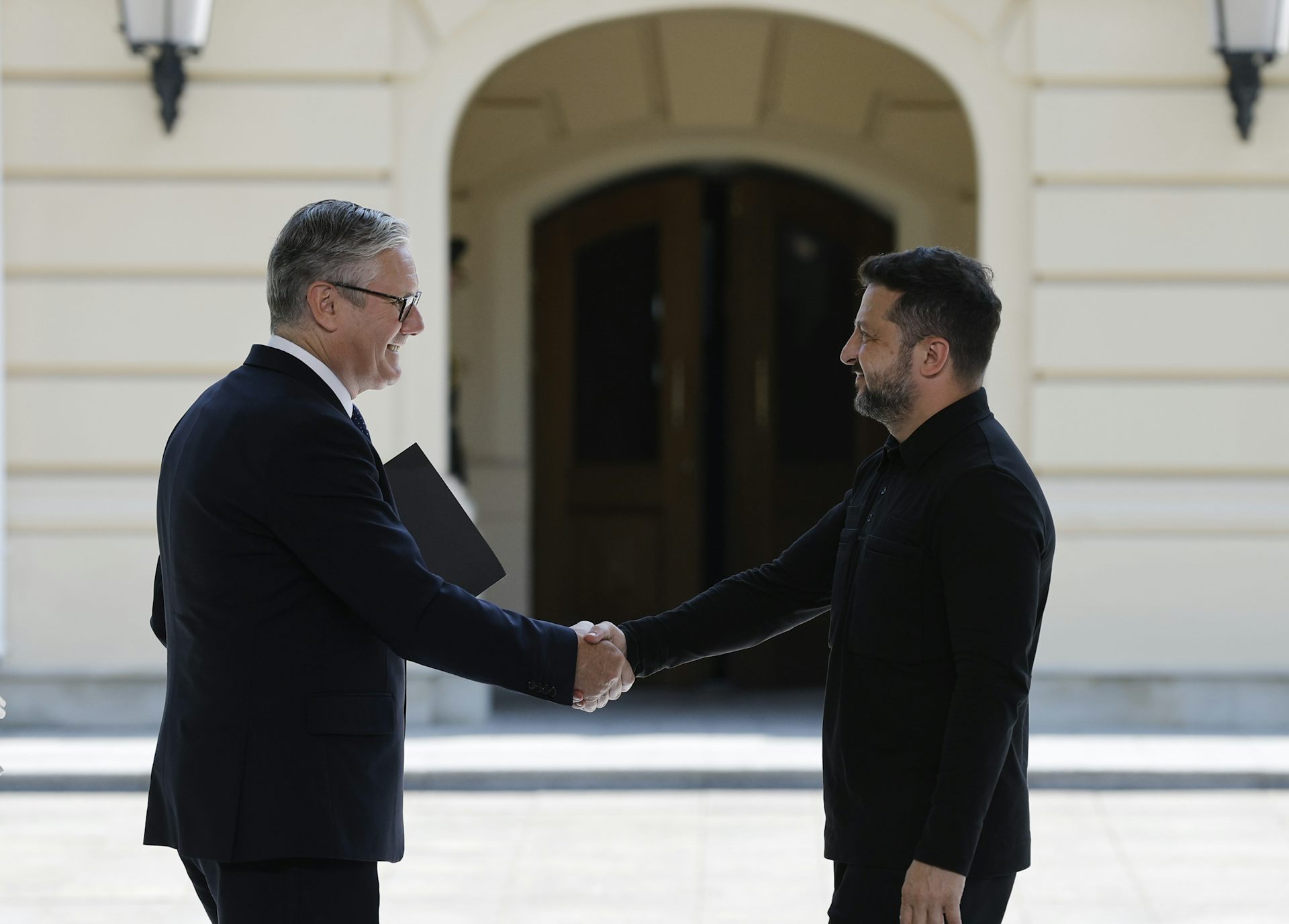 Starmer shakes hands with Volodymyr Zelensky