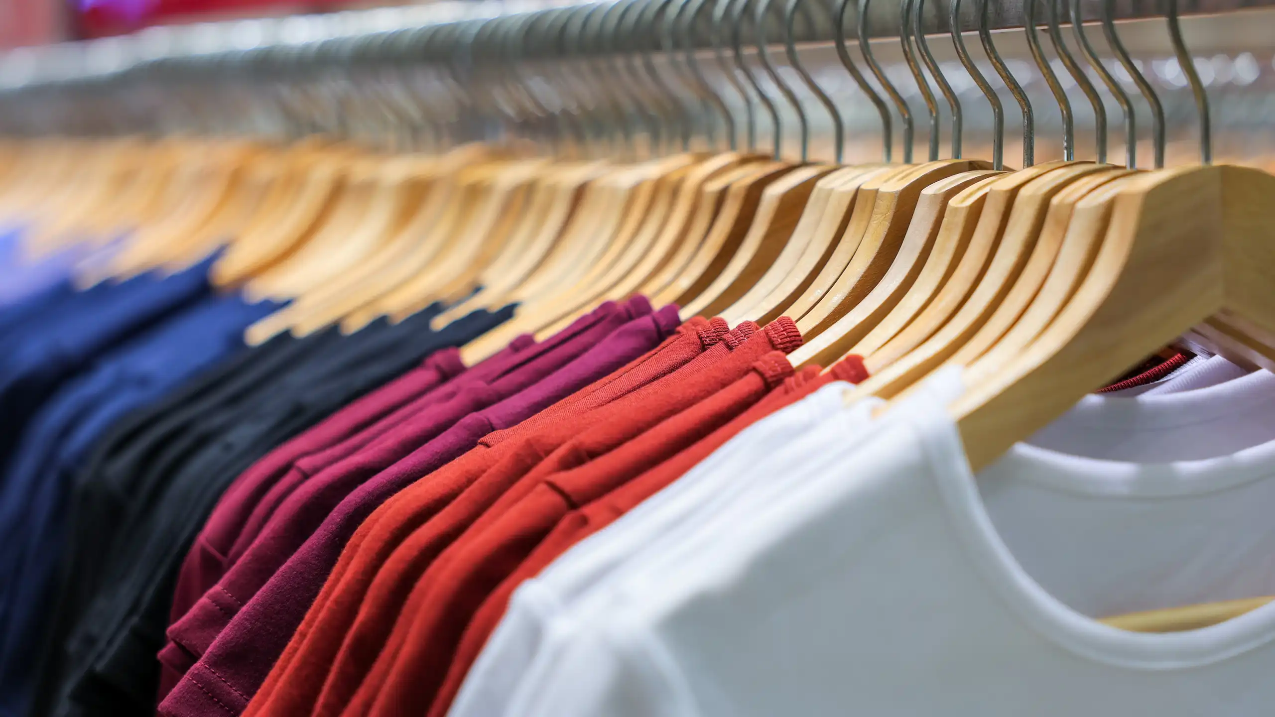 T-shirts dans un magasin.