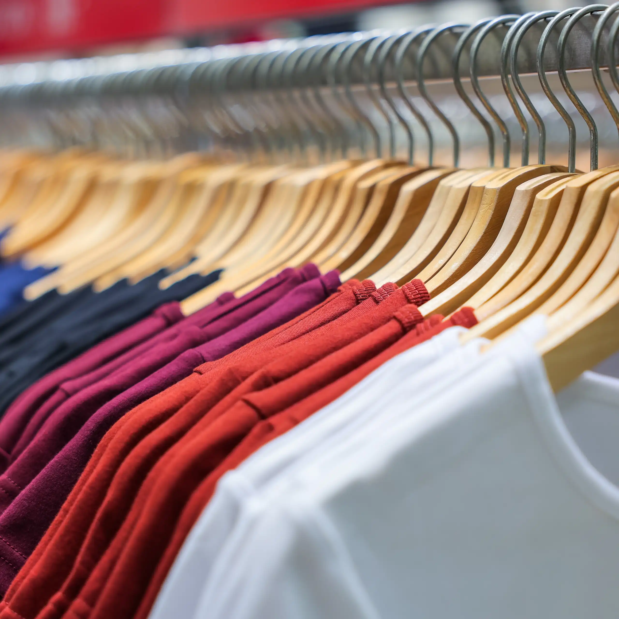 T-shirts dans un magasin.