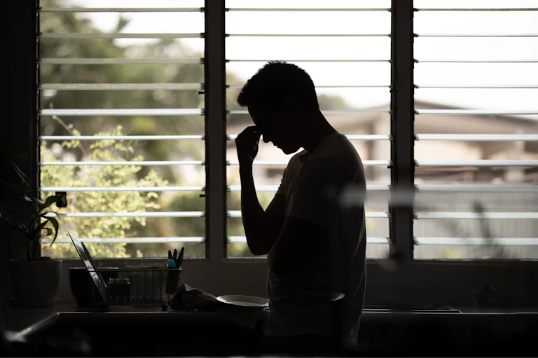 Une silhouette d'homme dans une cuisine.