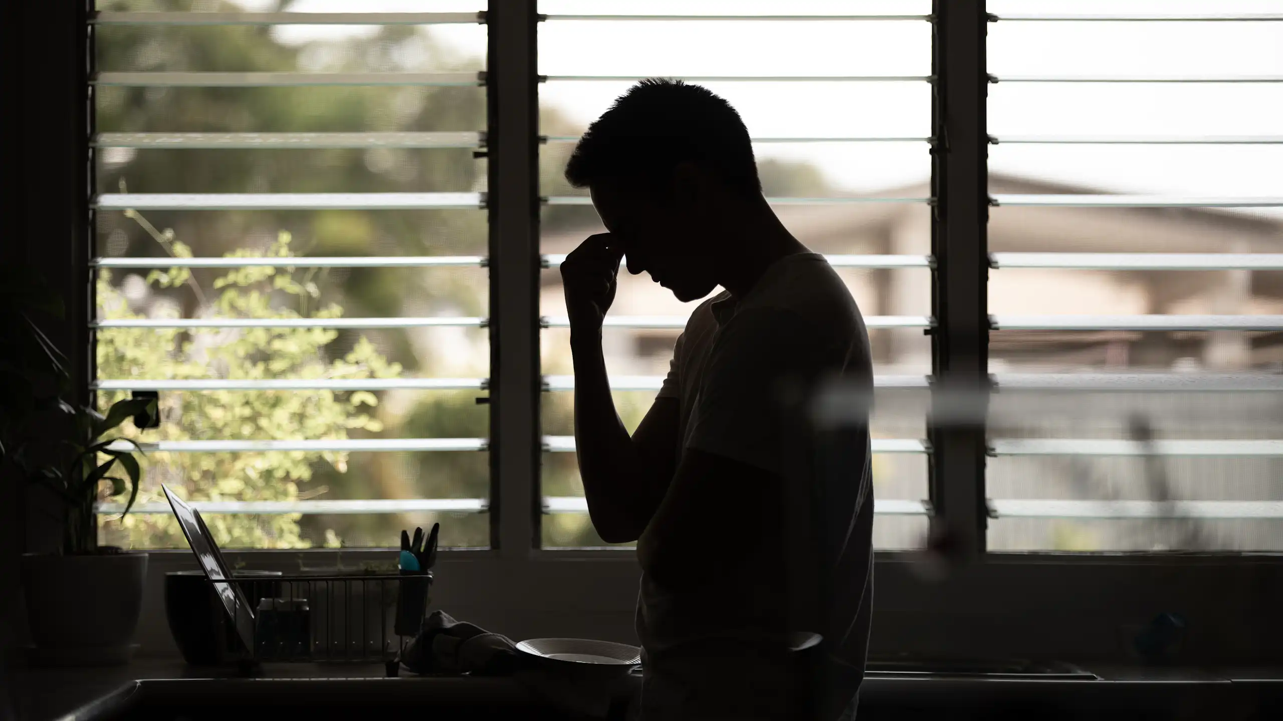 Une silhouette d'homme dans une cuisine.