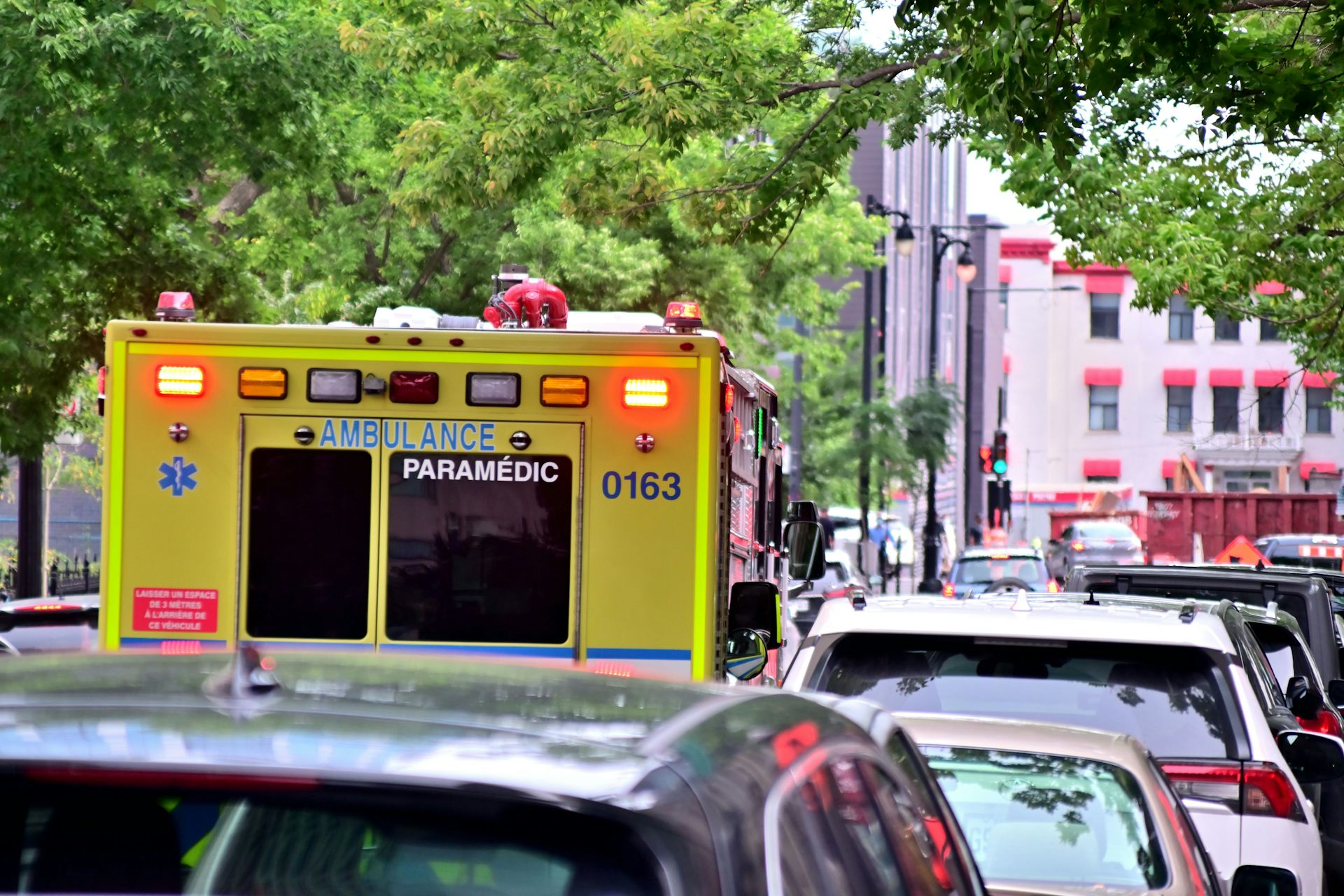 Une ambulance dans un embouteillage