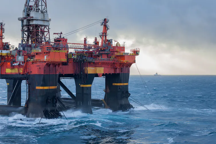 Halbtauchplattform bei widrigen Wetterbedingungen in Norwegen