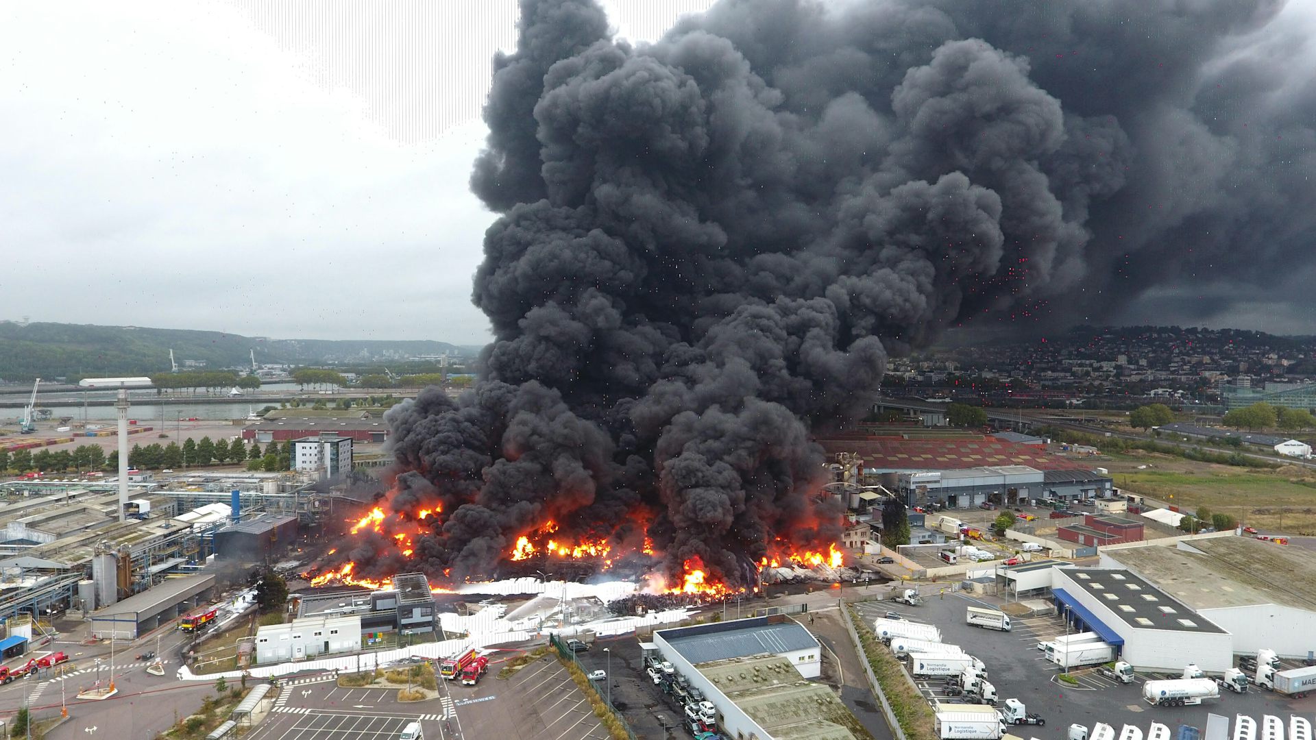 grand incendie et panache de fumée