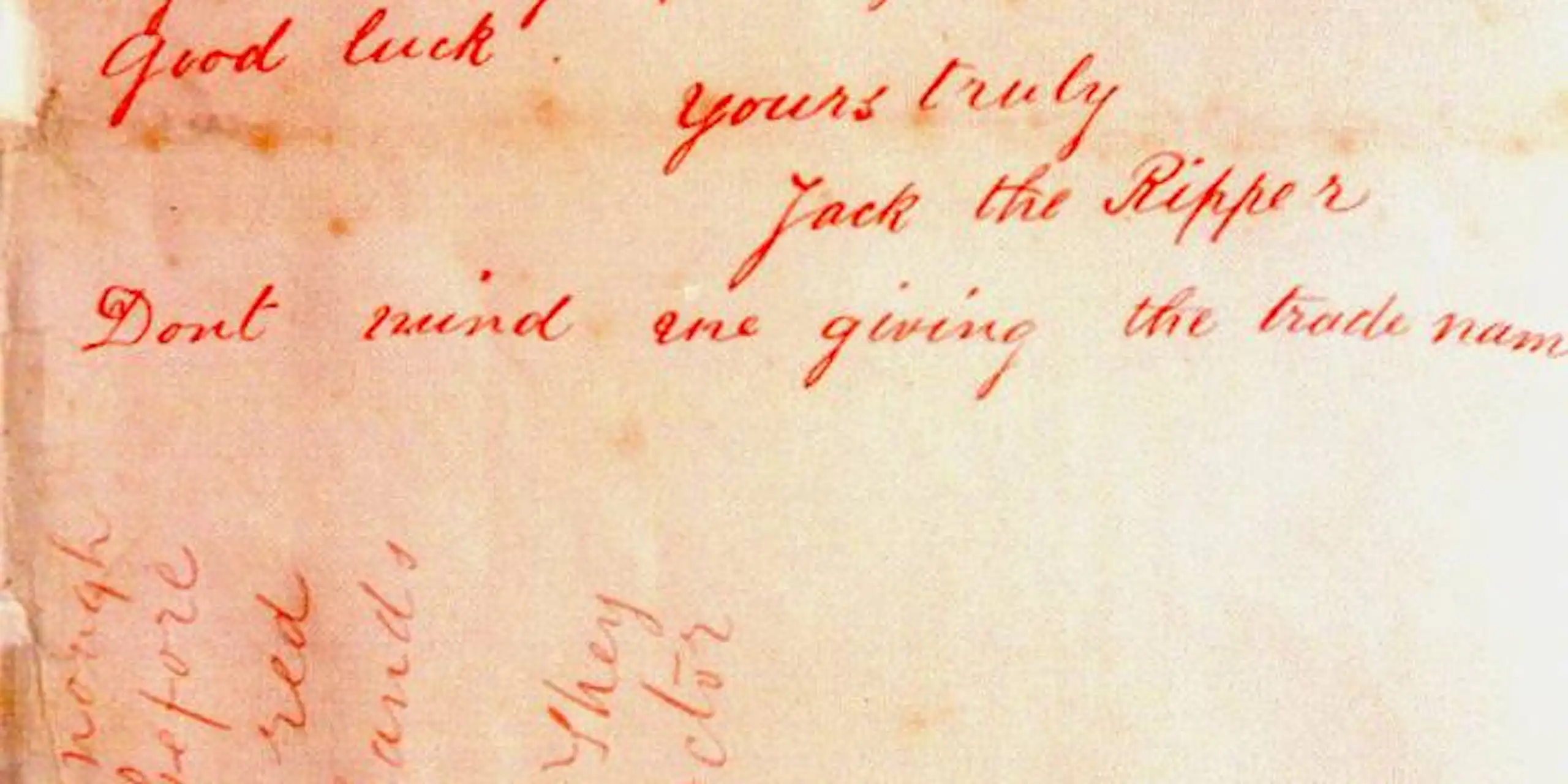 Photographie du revers de la lettre, écrite à l’encre rouge.