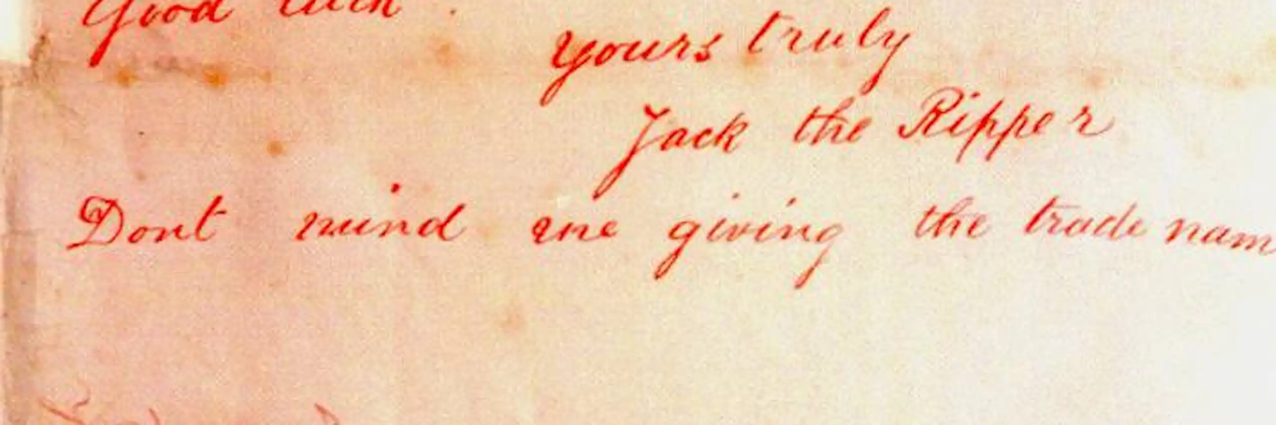 Photographie du revers de la lettre, écrite à l’encre rouge.