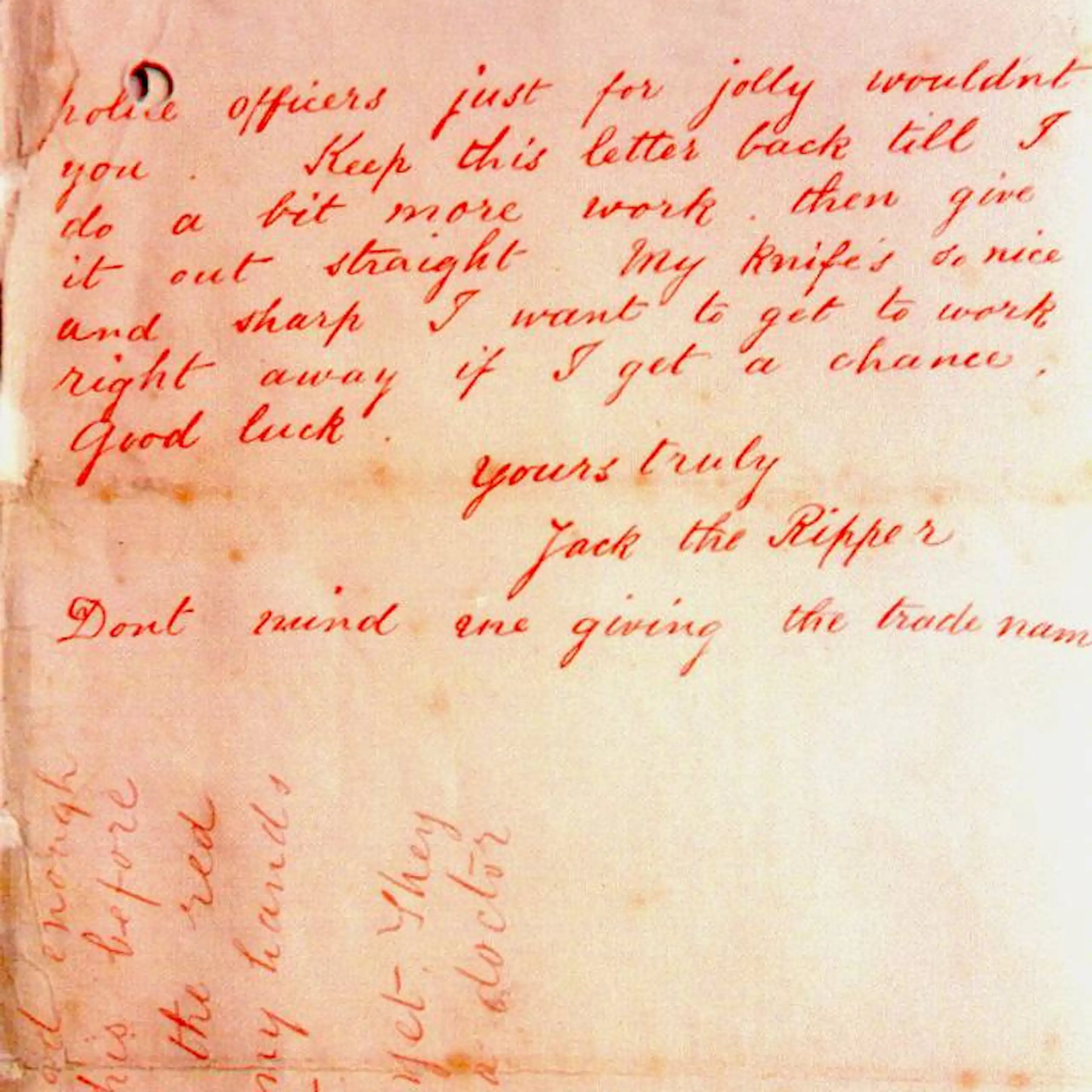 Photographie du revers de la lettre, écrite à l’encre rouge.