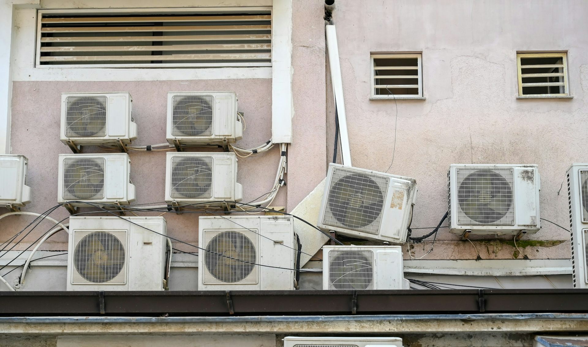 climatiseurs sur une façade