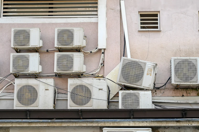 climatiseurs sur une façade