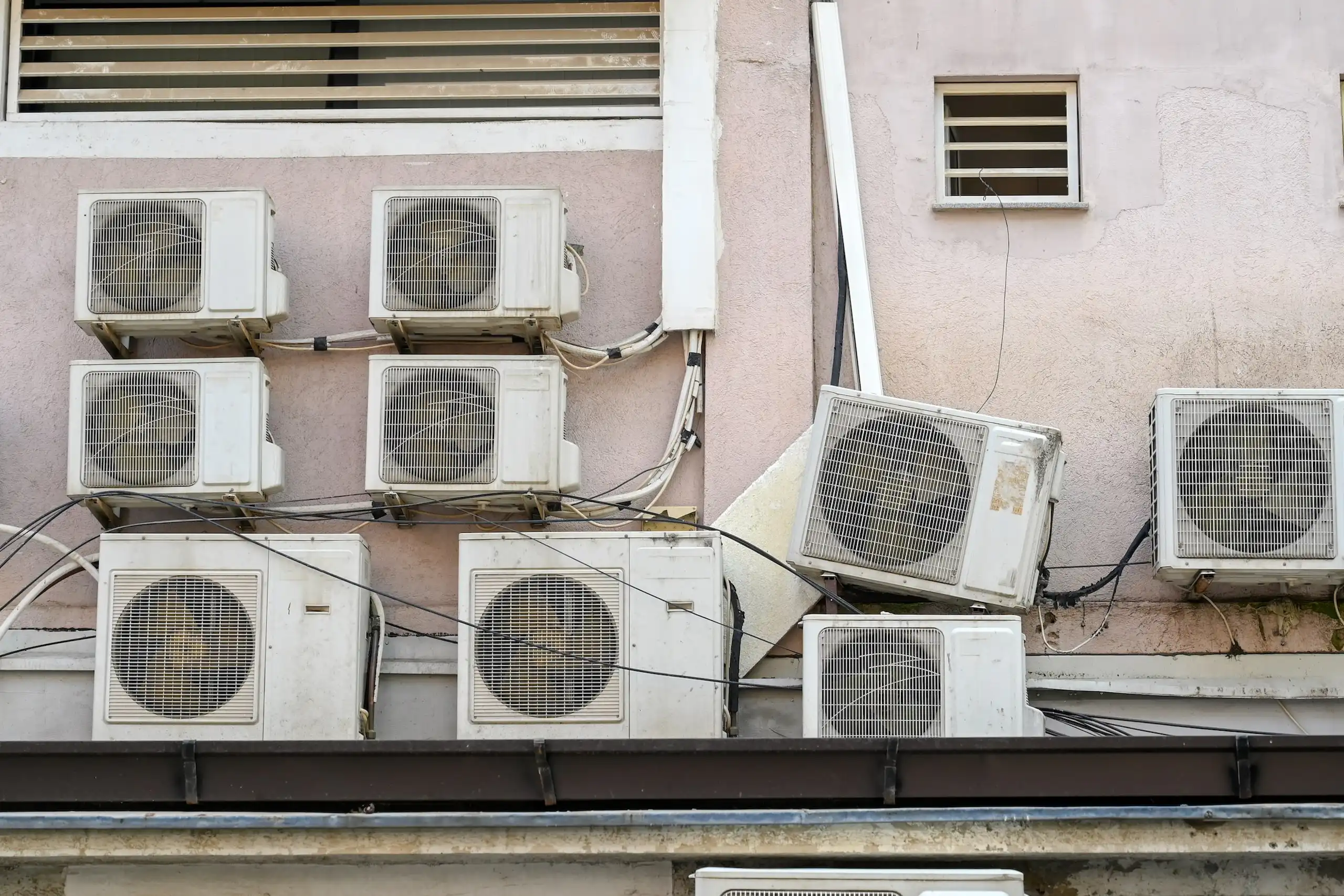 climatiseurs sur une façade