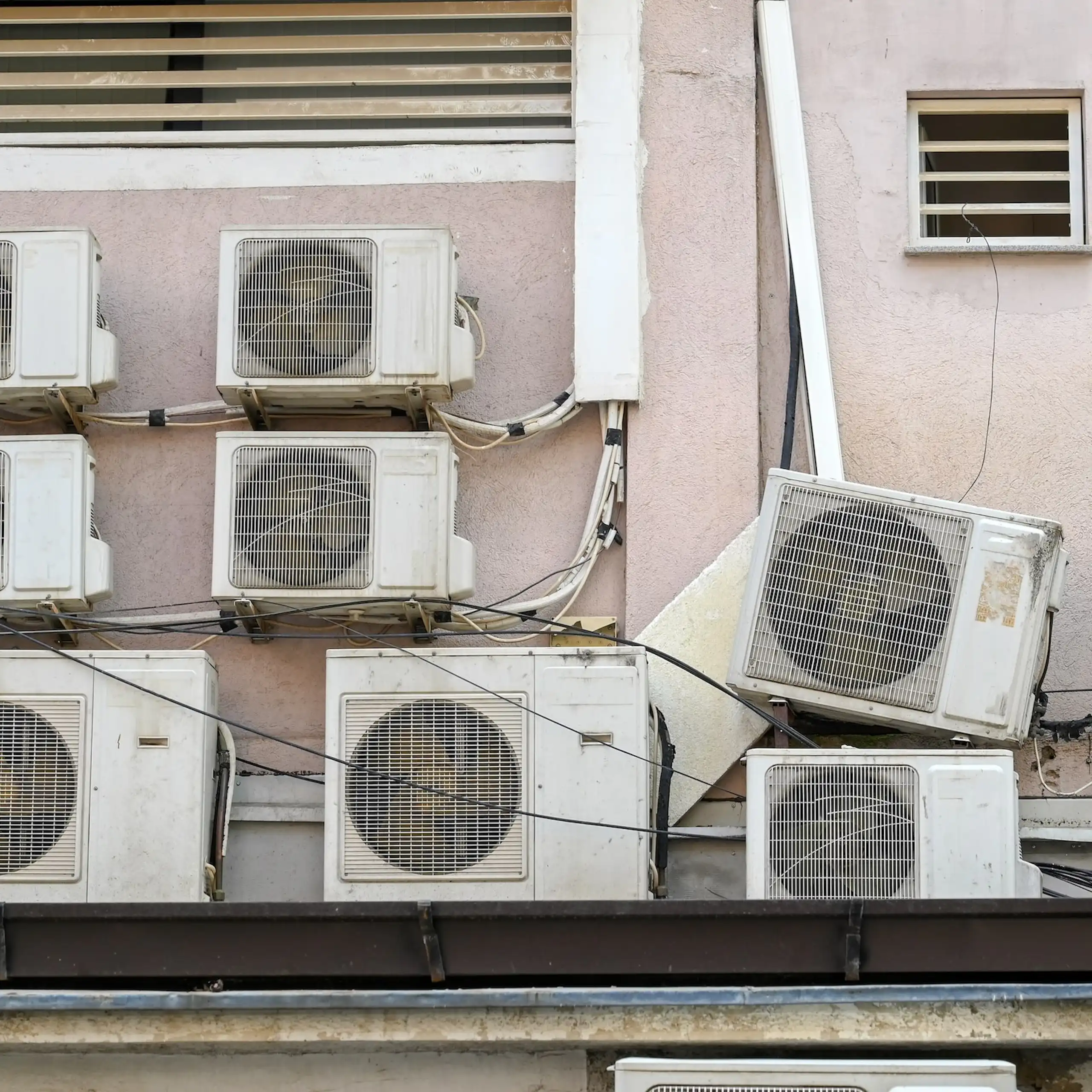 climatiseurs sur une façade