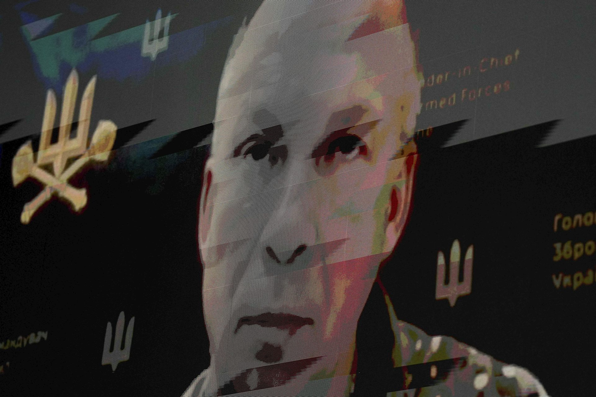 Hombre calvo en pantalla.
