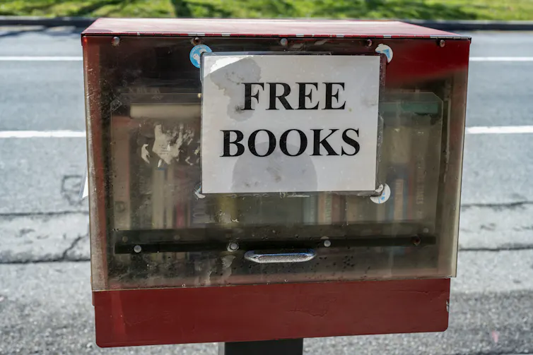 Los profesores universitarios enfrentan un nuevo desafío: sabemos que los estudiantes ya no leen libros completos 1 Una caja roja con un estuche transparente dice