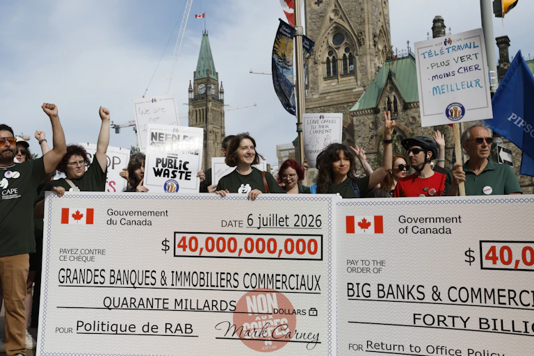 Des manifestants, devant le parlement d'Ottawa, brandissent des affiches avec des slogans en faveur du télétravail.