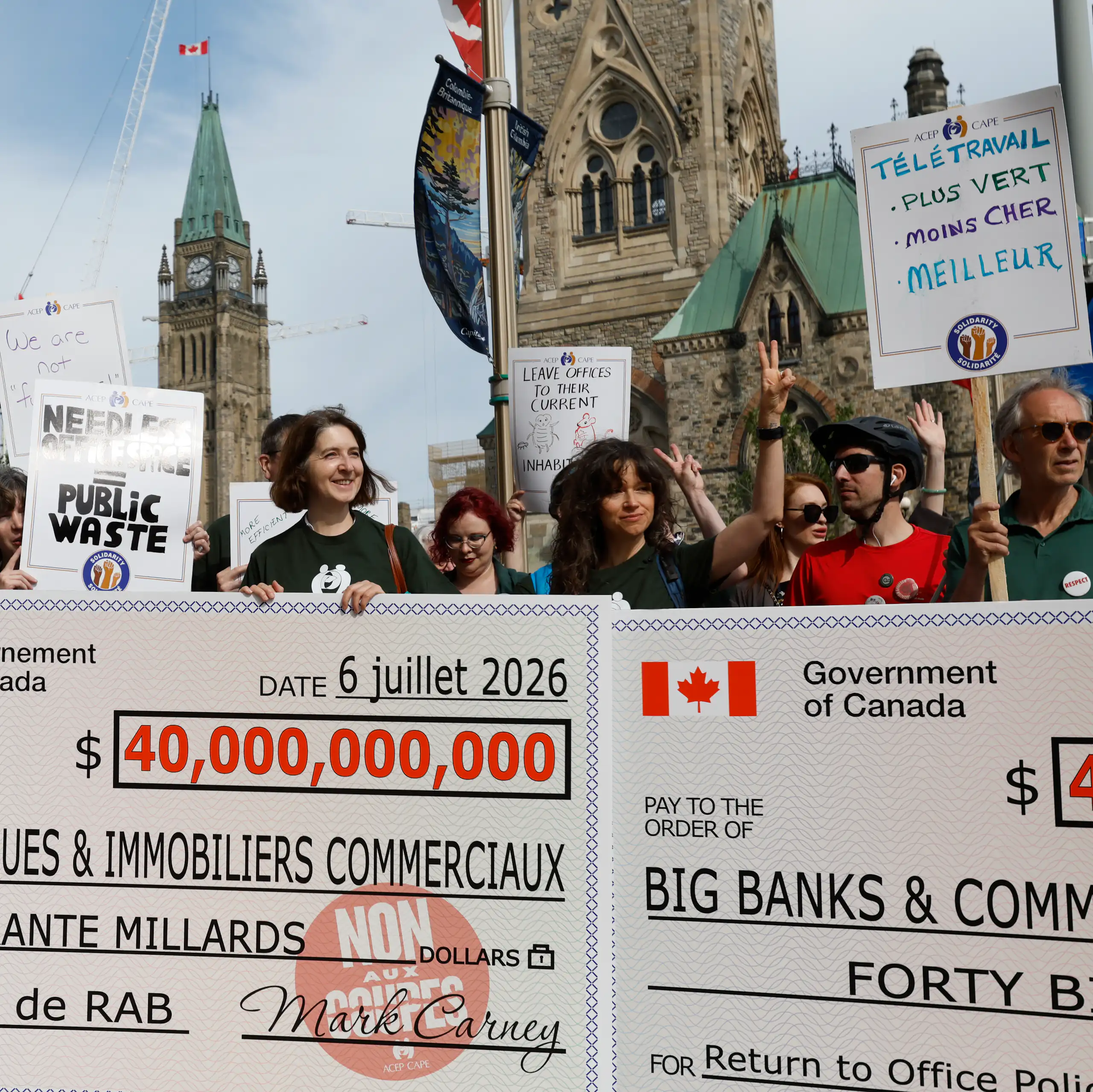 Des manifestants, devant le parlement d'Ottawa, brandissent des affiches avec des slogans en faveur du télétravail.
