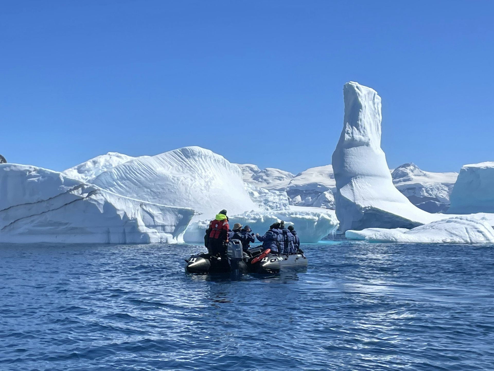 Des visiteurs à bord d'un Zodiac dans les eaux de l'Antarctique.