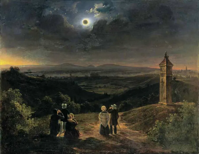 Pintura en la que se ve un eclipse solar al fondo de un paisaje mientras diferentes personas lo observan desde una montaña.