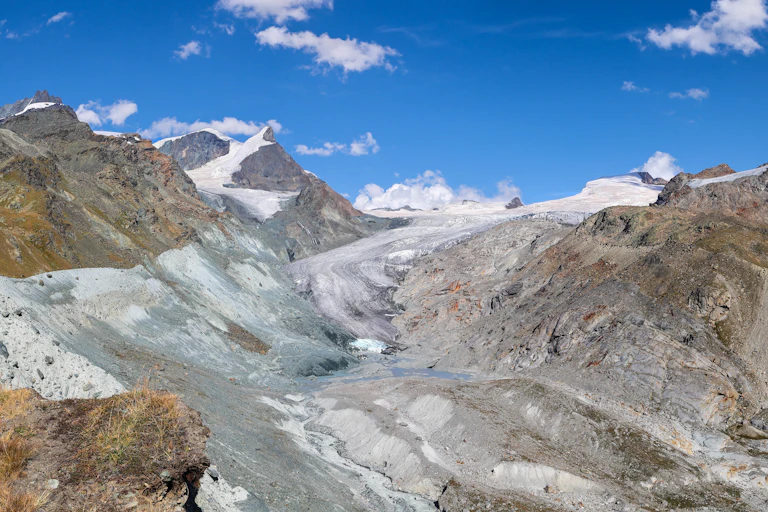 Vista de un glaciar sin mucho hielo entre montañas