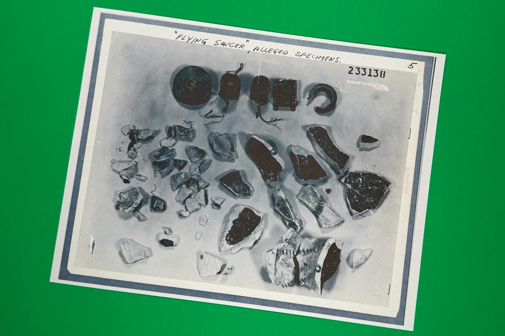 Um documento com desenhos de pedaços de OVNIs destruídos.