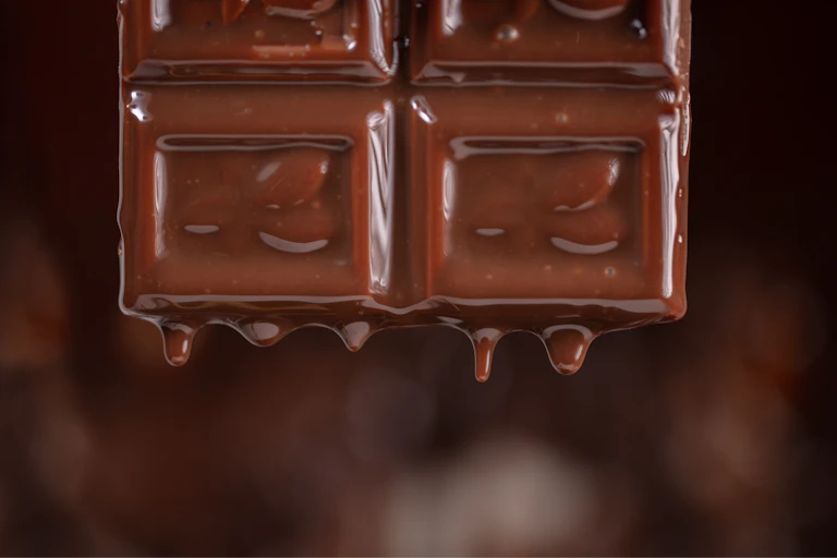 Um pedaço de chocolate derrete e escorre.