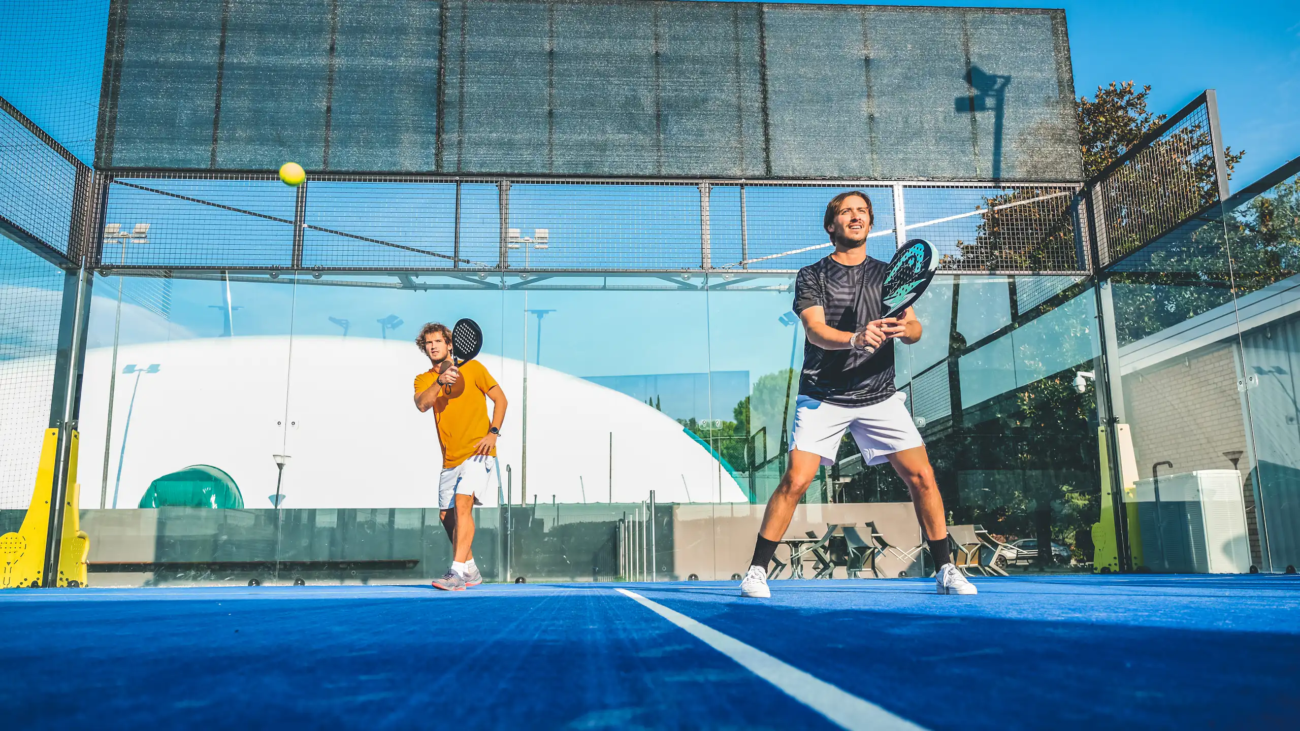 Deux joueurs de padel.