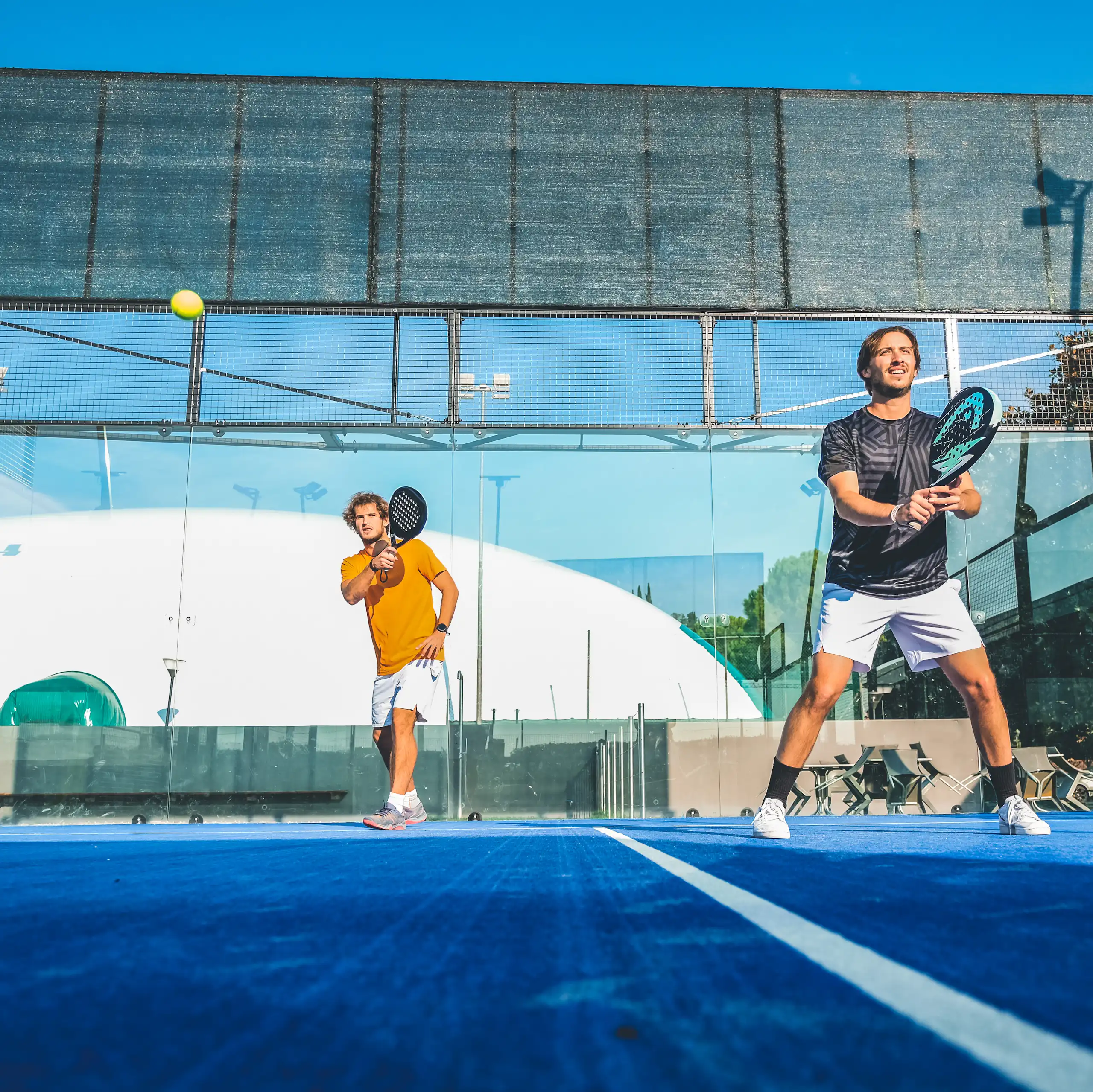 Deux joueurs de padel.