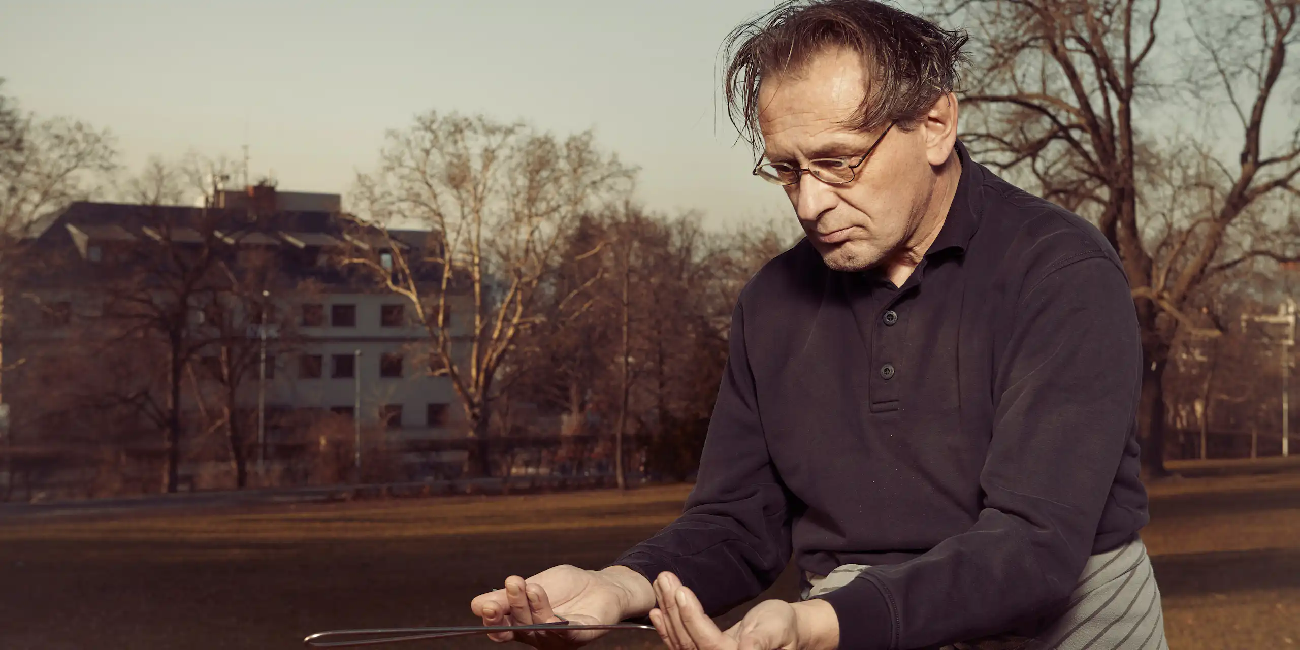Portrait d’Yves Rocard examinant une baguette de sourcier/