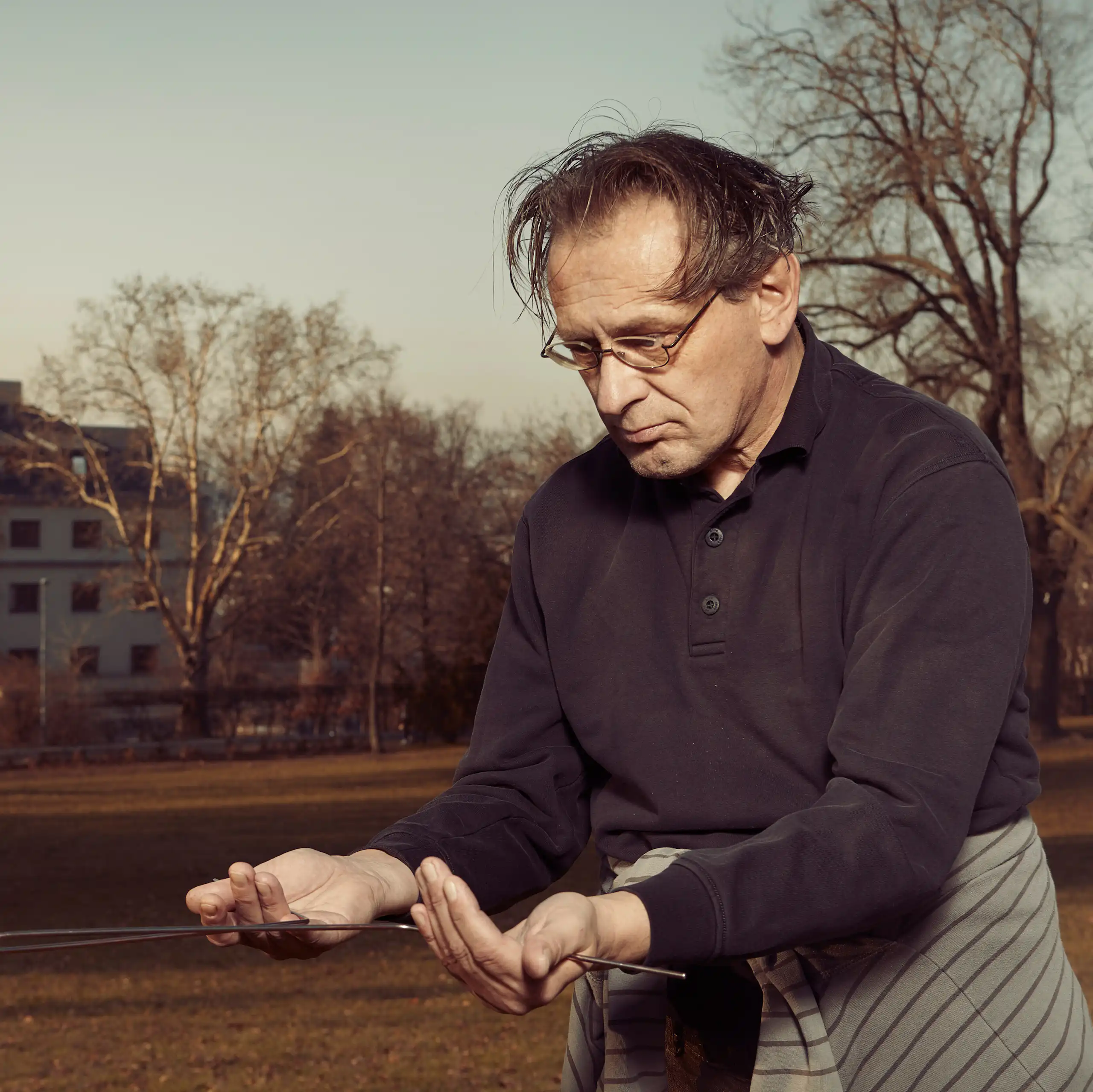 Portrait d’Yves Rocard examinant une baguette de sourcier/