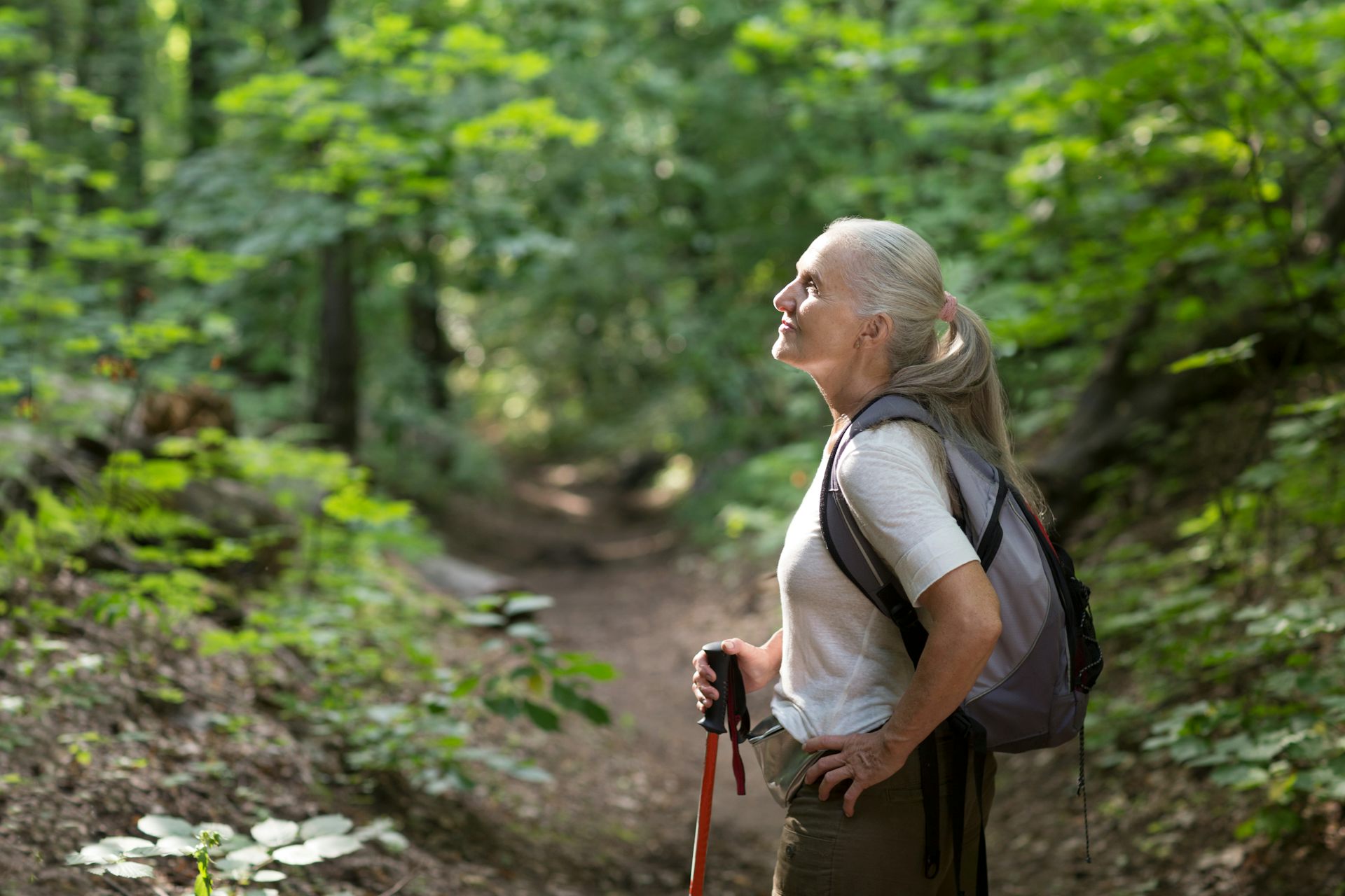 Una mujer en el bosque
