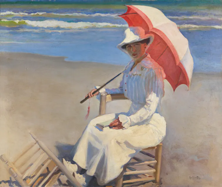 Pintura de una mujer en la playa, sentada en una silla en la arena y sujetando una sombrilla.