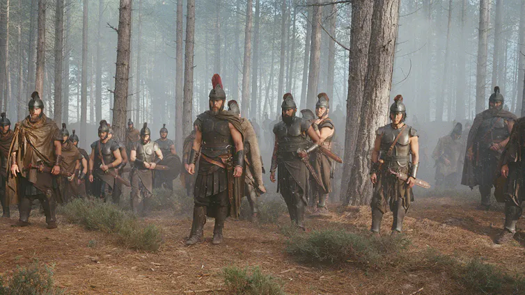Un grupo de soldados en un bosque.