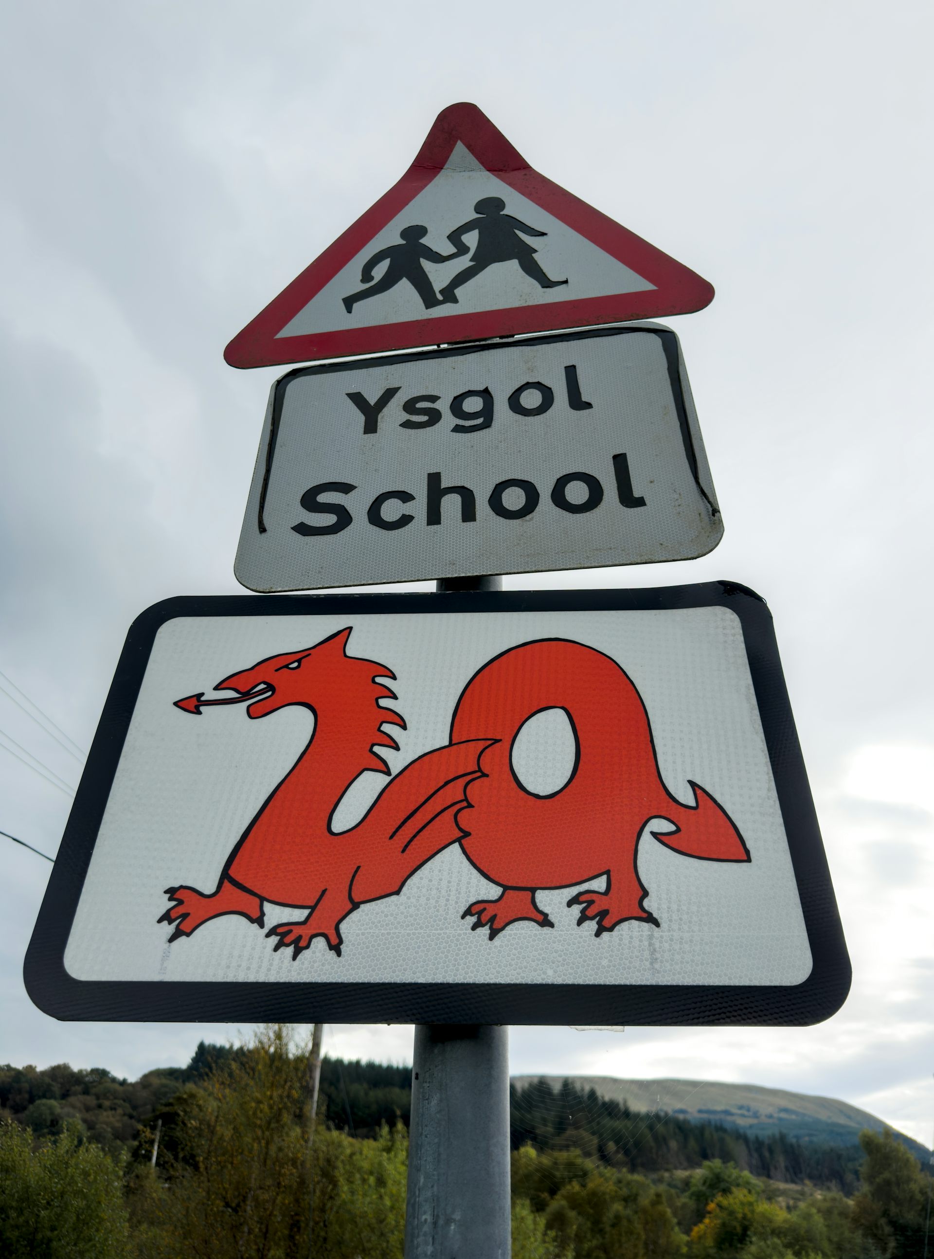 A 20mph sign outside a school in Welsh and English.