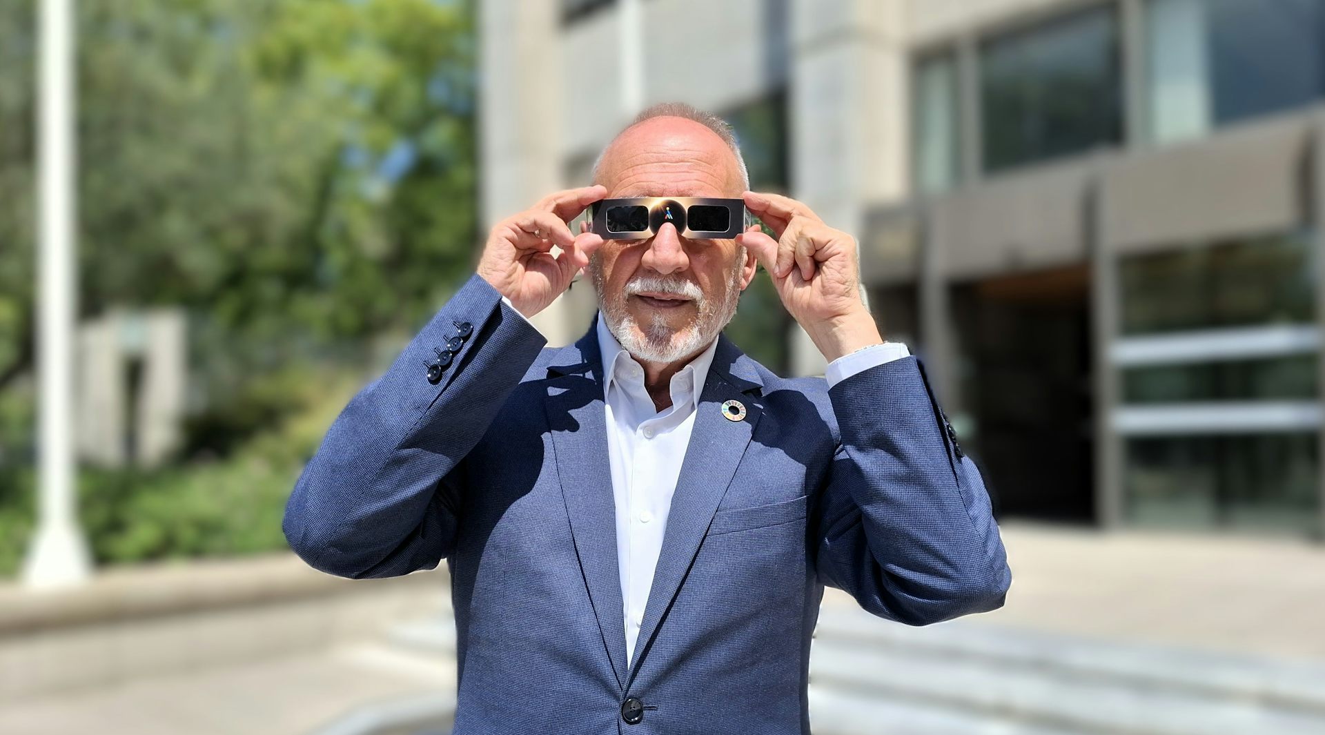 primer plano del secretario de estado de ciencia sujetándose las gafas para ver el eclipse