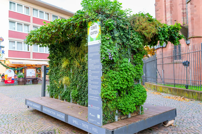 Pan de mur végétalisé en exposition sur une place publique poue en expliquer les avantages.