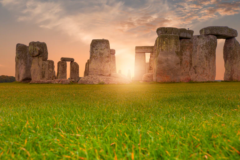 Vista panorâmica de Stonehenge ao pôr do sol