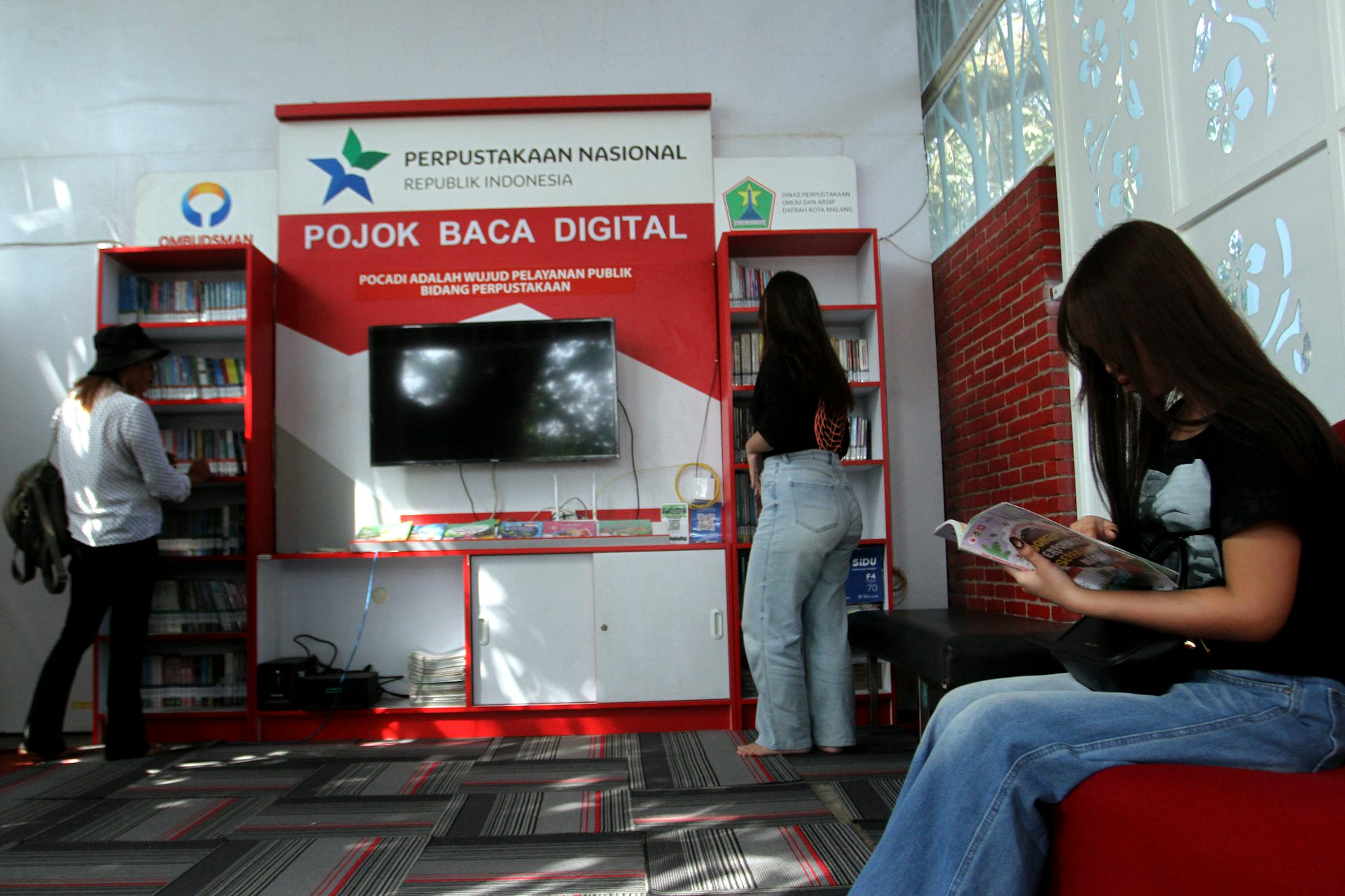 Pemotongan anggaran memaksa Perpusnas menyetop program distribusi buku gratis.