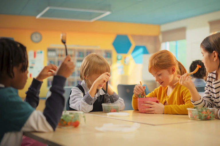 Des enfants qui mangent à la cantine.