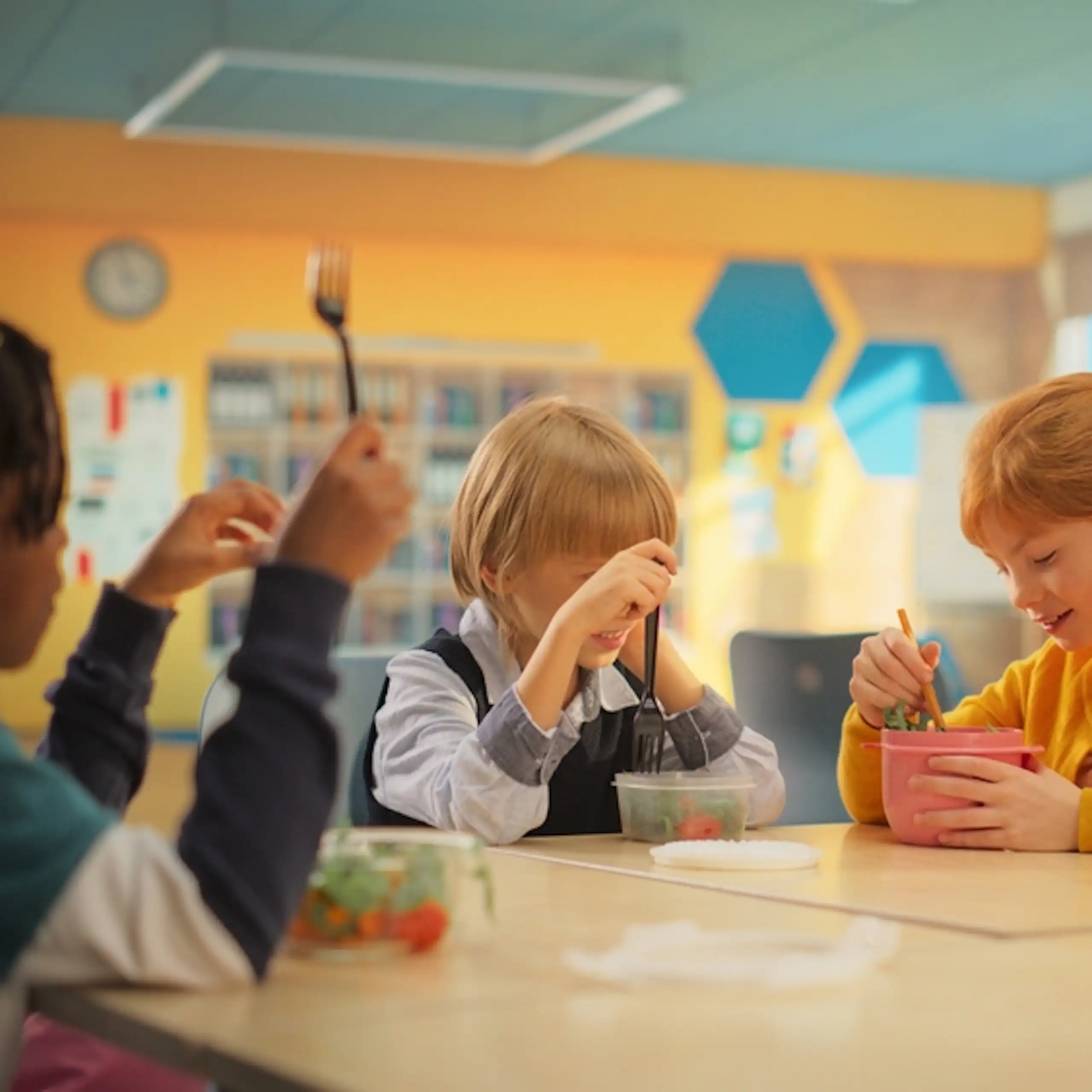 Des enfants qui mangent à la cantine.