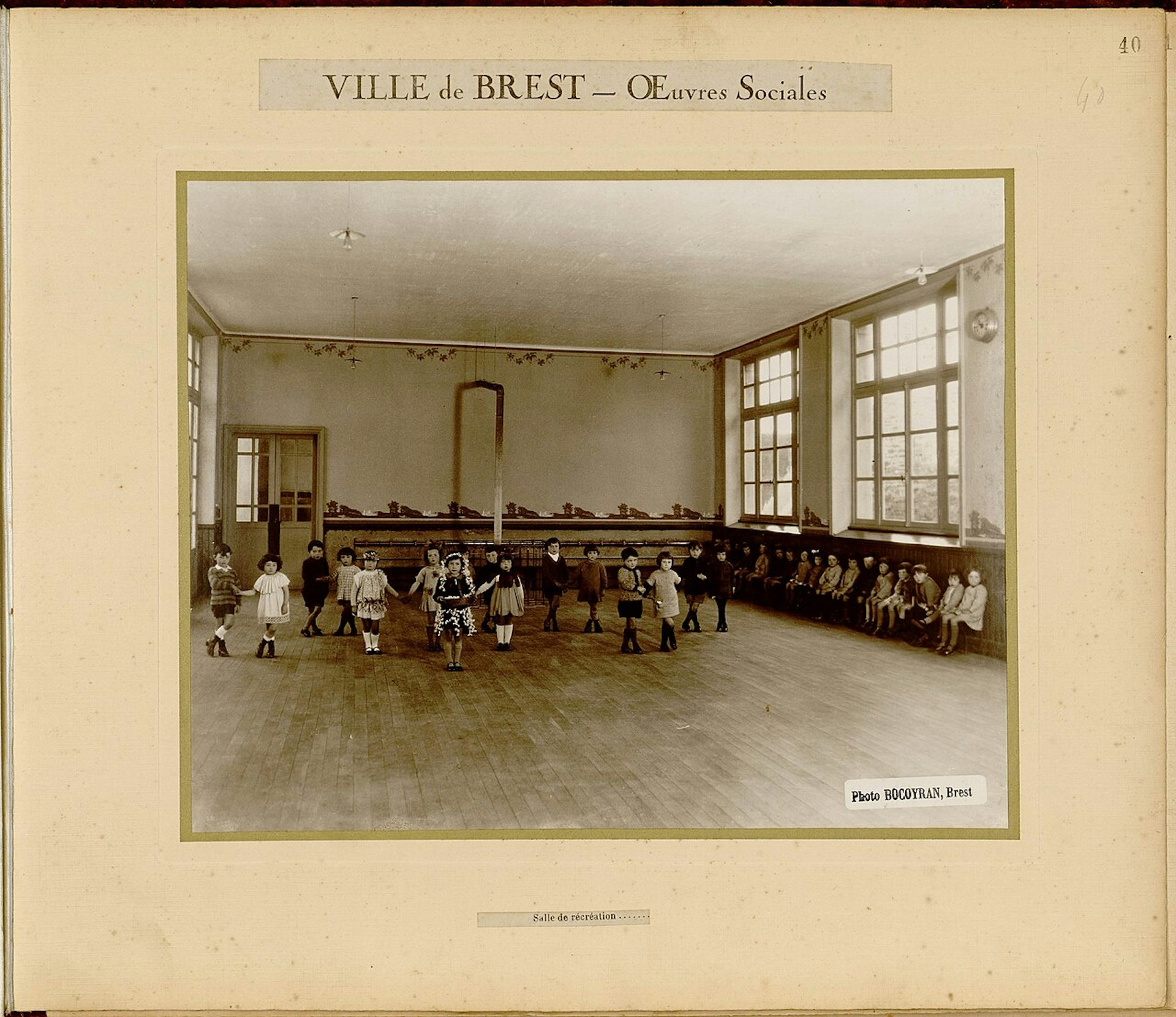 Des enfants dansent dans une salle de récréation, dans une école de Brest, dans les années 1920