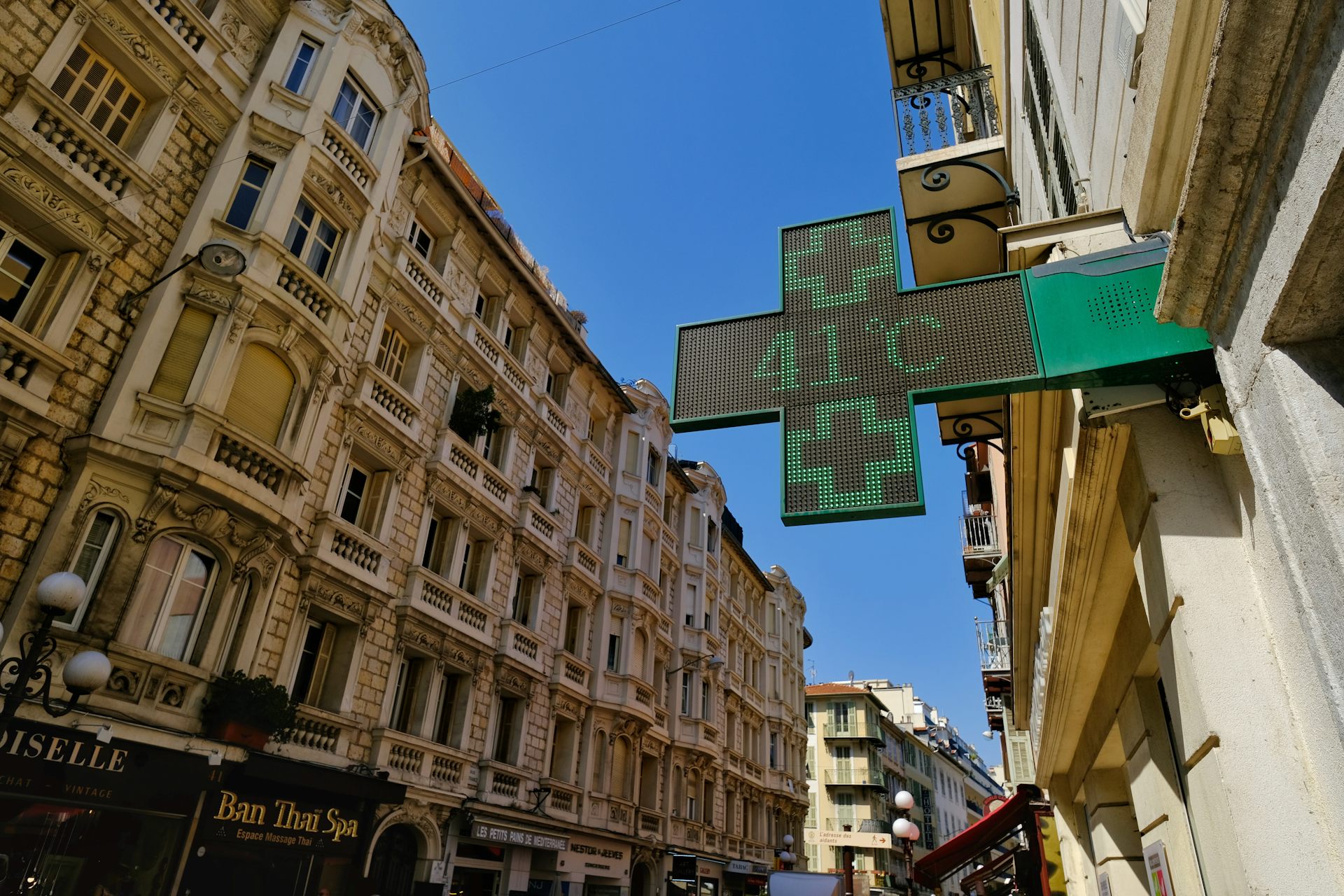 Vue de la température (41 °C) affichée sur l'enseigne d'une pharmacie.