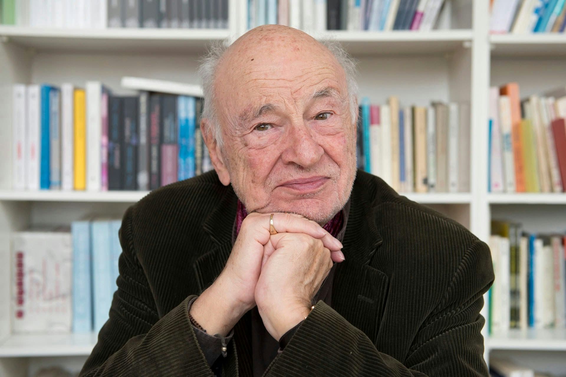 Portrait d’Edgar Morin, assis devant sa bibliothèque