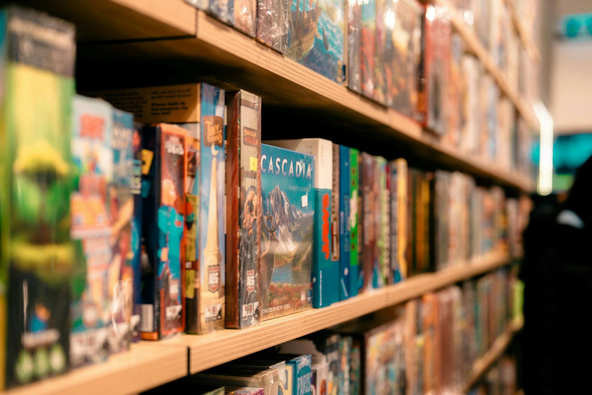 Une bibliothèque remplie de jeux de société